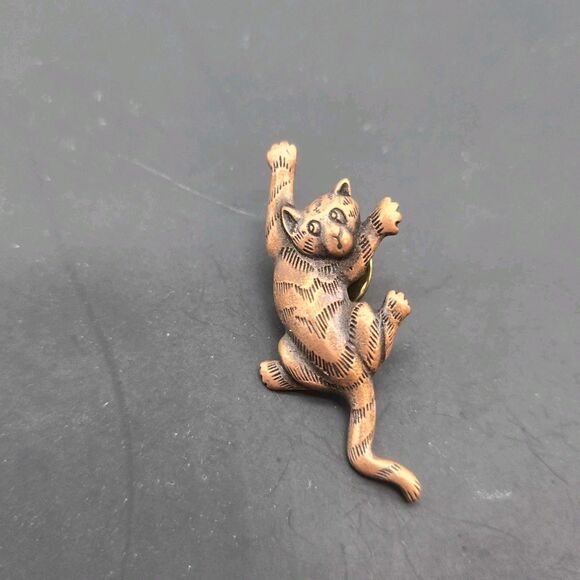 Vintage Climbing Cat Brooch Pin signed JJ Jonette 1988 Bronze Metal - Picture 1 of 4